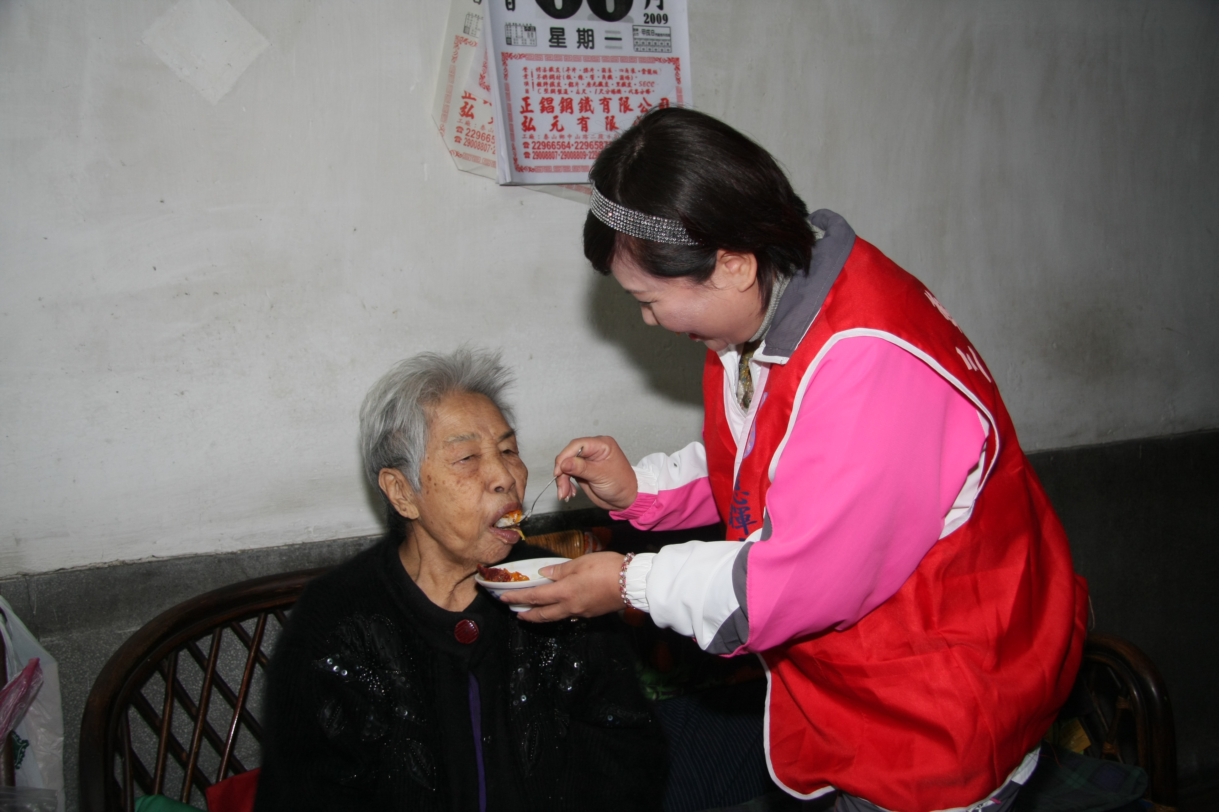 三重慈暉志工隊長吳麗珊為獨居長輩送餐20年  有時長輩較沒胃口  她還一口一口餵食鼓勵