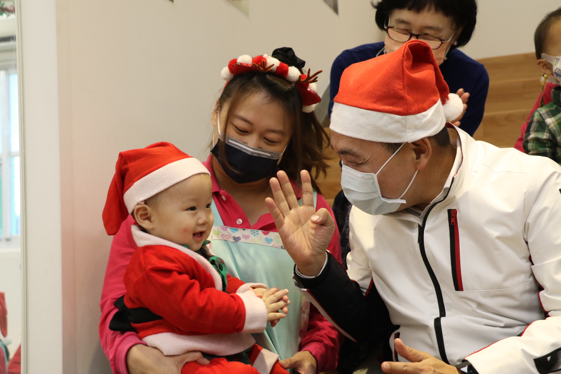 侯友宜對著幼兒比出4說幫你的老師加薪4千耶  小朋友笑了
