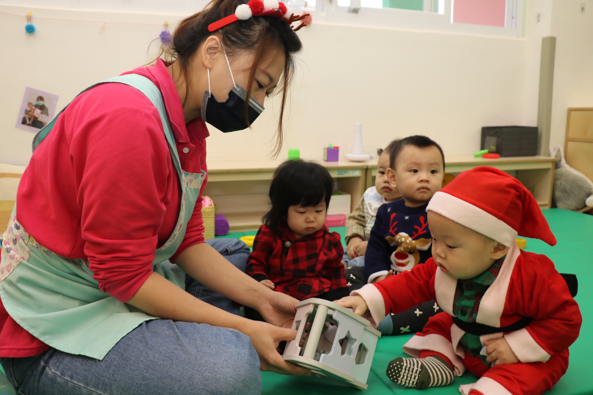 托育人員在第一線照顧嬰幼兒  勞心又勞力