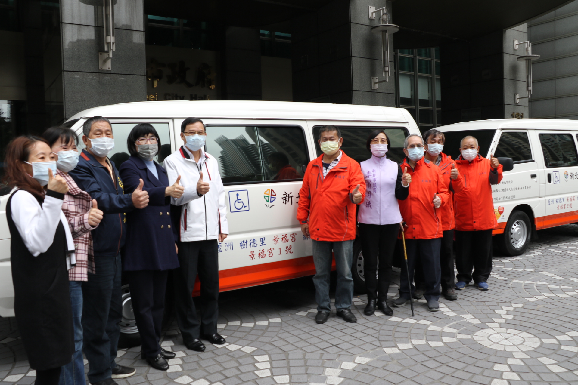 蘆洲區景福宮捐贈2輛復康巴士給市府  右5為景福宮副主委李進誠