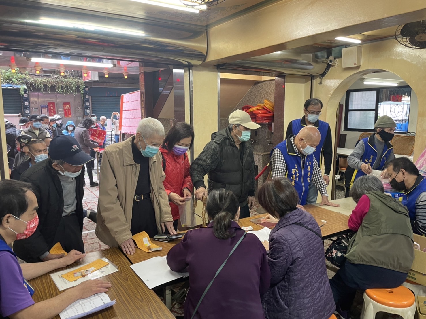 三重普庵宮主任委員梁進益（中右2）關心致贈家戶的作業