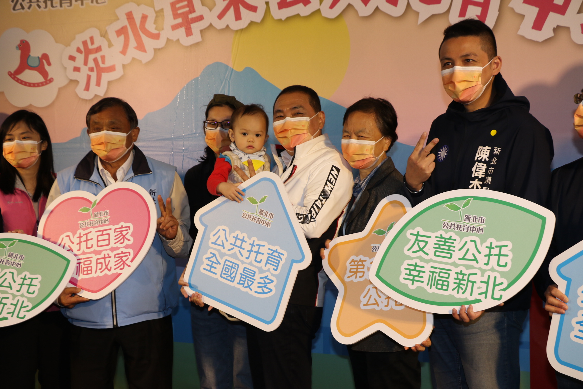 侯友宜開心地抱起小娃兒