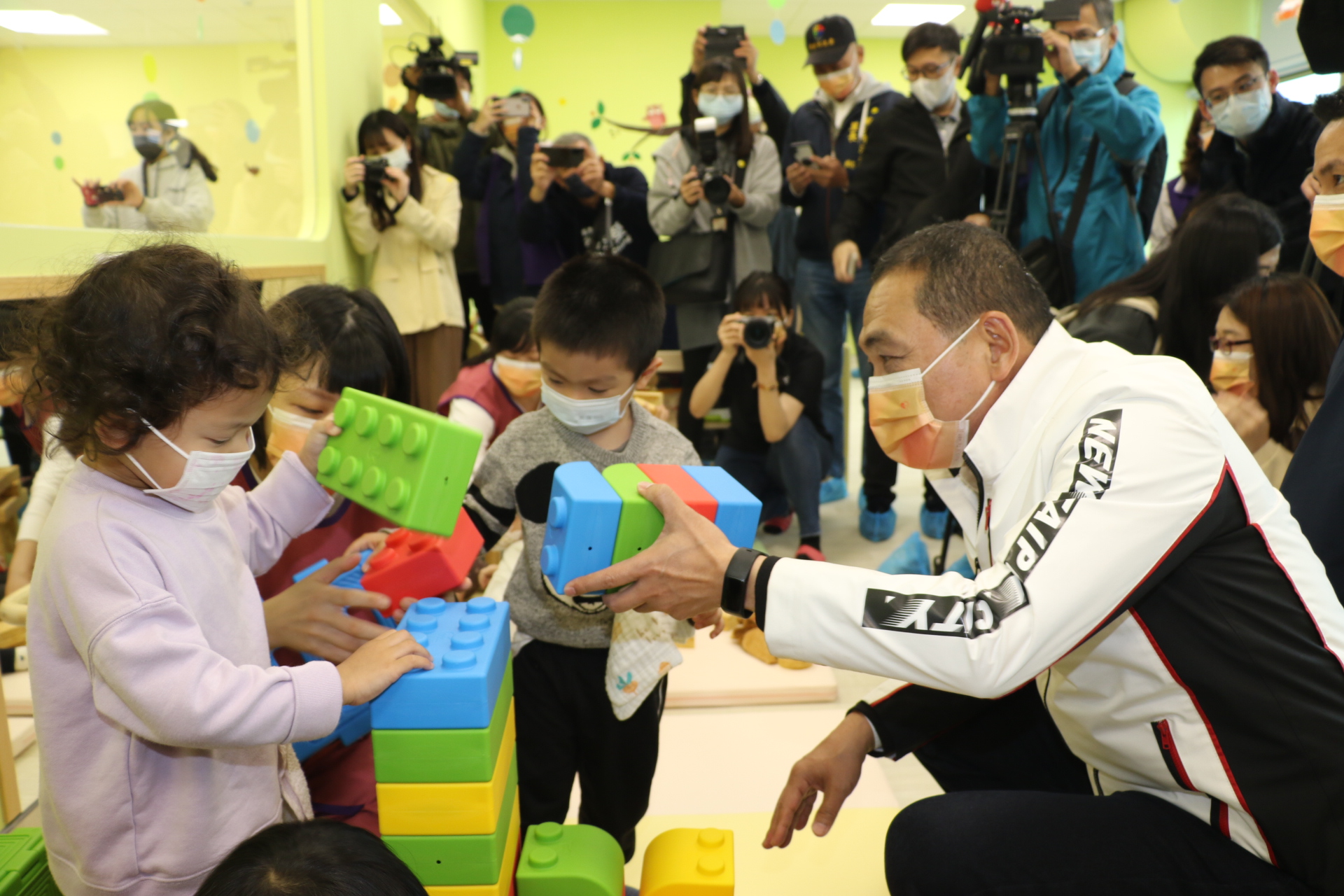 新北市第102家淡水草東公托啟用  侯友宜開心的和小孩玩堆積木城堡