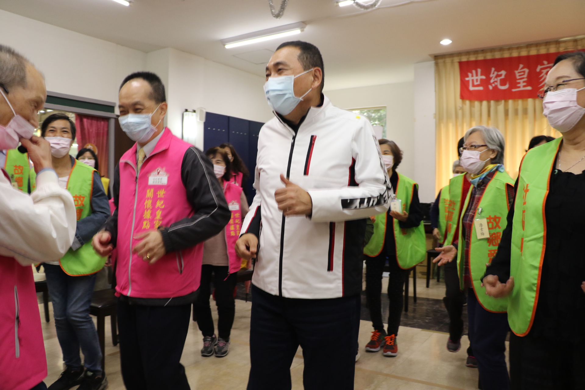 侯友宜和中和世紀皇家的長輩一起動健康