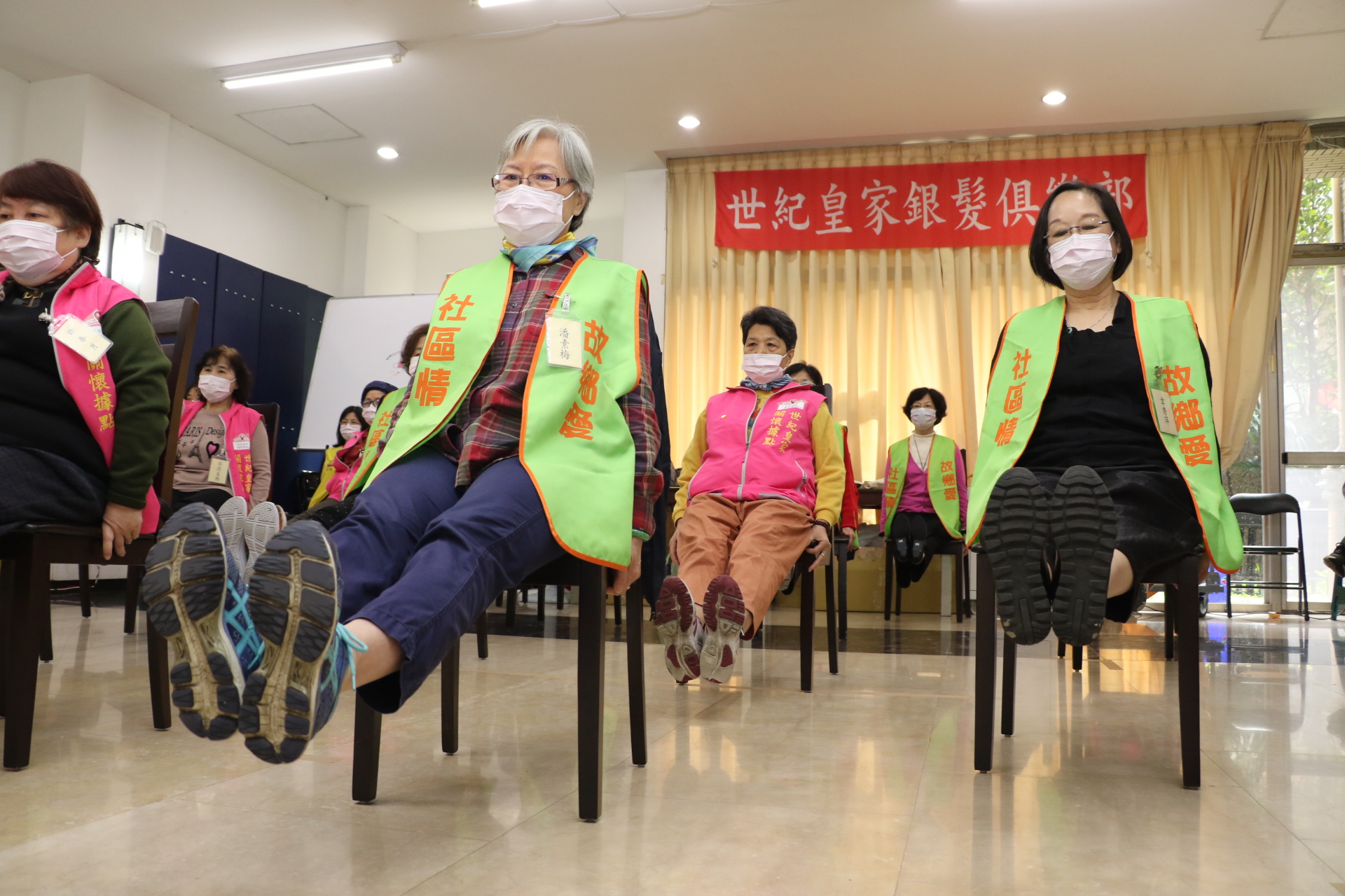 中和世紀皇家成立照顧關懷據點長輩下樓就能運動