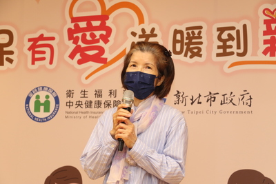 國中退休的李翠華老師從去年起  每月透過網路捐款健保署愛心基金  她說幸好有健保制度  否則先生中風住院  可能要賣房子籌措醫療費