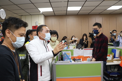 侯友宜到三重社福中心為一線社工加油打氣