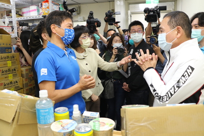 侯友宜特別感謝金車大塚日籍總經理船木真（左）捐贈2000份民生物資關懷箱