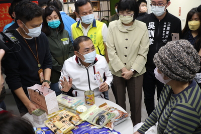 侯友宜向秦女士（右）說  新北市一定會協助大家度過難關