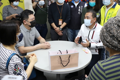 侯友宜特別感謝印尼華僑沈天德夫妻（左2.1）捐贈急難救助金