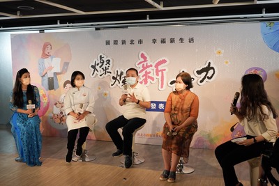 侯友宜與陳秋柳、卞柔勻和新店新住民家庭關懷站張月英座談（左起）  強調新北市是最友善新住民的城市