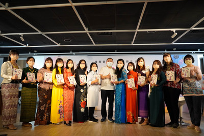 侯友宜與燦爛新女力書中13位新住民合影