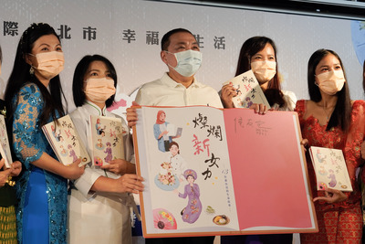 侯友宜在燦爛新女力一書扉頁上簽名