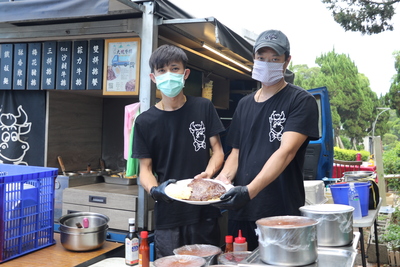 觀照園媒合大塊牛排郭正杰（左）和楊然順開著牛排車上山  精心煎烤出如臉龐大的牛排  讓街友們大快朵頤