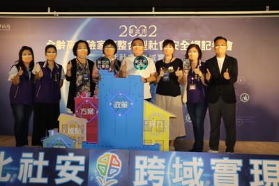 新北市歷任高風險中心主任左起許憶真、解佩芳、邱夙儀、林珮琪、林映青（因居隔，由社工科長劉文湘代理）、劉彥伯等，與社會局長張錦麗和侯友宜市長誓言守護弱勢和高風險家庭