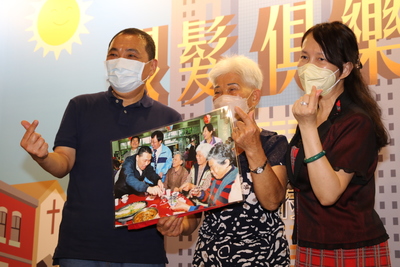 今年75歲的蔡洪滿  在101年參加平溪區龍安社區銀髮俱樂部成立  侯友宜當年為她夾菜