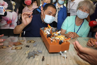 侯友宜和長輩一起玩桌遊諾亞方舟