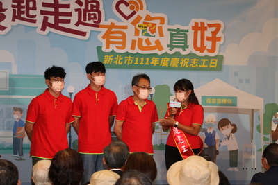五股國小志工曹素月（右1）帶著一起從事志願服務的家人回娘家分享當志工的心得