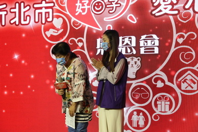 單親的王女士上台表示感恩
