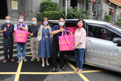 土城社福中心利用社福專車運送澎湃包  將轉贈予弱勢家戶