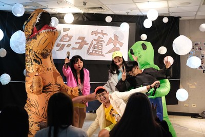 蘆少中心的實習生在中場時間  以表演節目娛樂少年