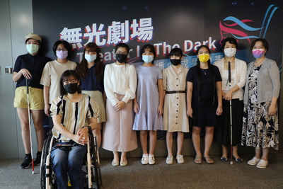 「無光劇場Theater In The Dark」發表會   所有學員合影  最右為漢聲電台及復興電台節目製作兼主持人劉秀蘭（莫莉）  左前為名節目主持人余秀芷