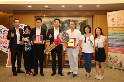 宏國德霖科大教師謝志良（右3）由兒子謝孟憲（左3）及學生陪同捐車  由劉和然副市長（中）代表受贈  右1、2為交通局副局長林麗珠和社會局副局長許秀能