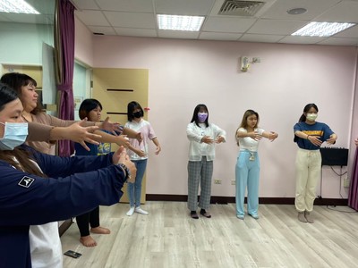 少女在表演課程中反覆練習肢體動作