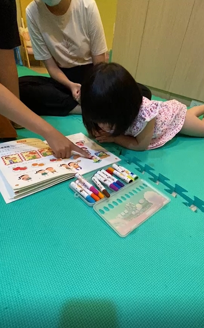 透過圖片的引導和小孩的繪畫塗鴉  專家可從中發現端倪  進而保護兒少免於受虐