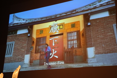 「廳下火」由導演鄭慧玲拍攝  主要紀錄傳統客家族群以男性為主  未婚或離婚的女兒不能葬在家塚或入祀祖塔  但隨時代演變  已逐漸改革變化