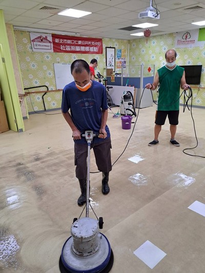 街友結訓後  先前往林口公共托老中心清潔服務  以敦親睦鄰回饋社區