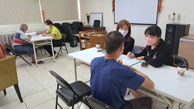 新北市社勞政攜手  街友在培訓家事清潔專長後  參加友善廠商的徵才就業