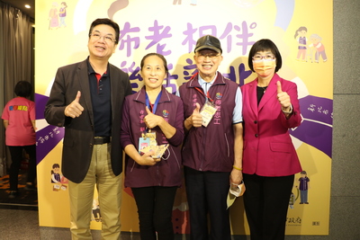 黃克中與蔡永華夫妻  婦唱夫隨一起投入佈老服務  劉和然（左）豎起大拇指肯定  右為 社會局長張錦麗