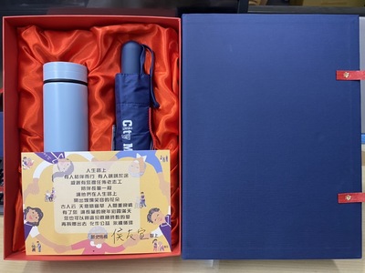 新北市政府送給佈老志工的禮盒和感謝卡