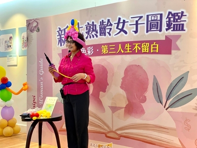 李秀琴帶著氣球帽分享人生精彩故事