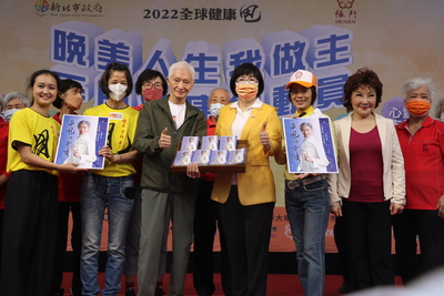 梅門創辦人李鳳山師父贈送100套平甩的奇蹟書籍及光碟給新北市  由社會局長張錦麗代收  將轉贈據點