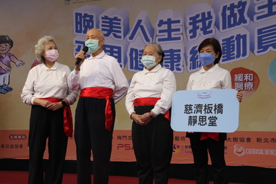 今年95歲的楊玉明（左2）表示練習平甩功後  身體健康改善許多