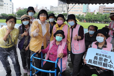 張錦麗局長鼓勵在長照機構裡的長輩  多多練習平甩功