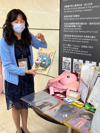 長庚科大教授常雅珍展示甫在今年6月取得專利的「性別平等之互動式繪本與幼兒教具-你好奇怪」教玩具與繪本等