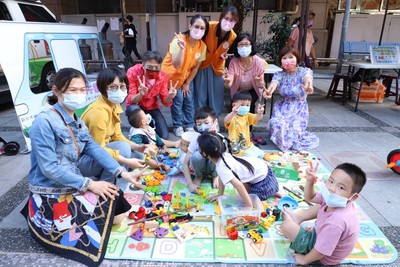 「關懷鄉親福利大車隊」提供早療行動車服務   後排右1、2為社會局許秀能副局長與玉山菊元創辦人承澐