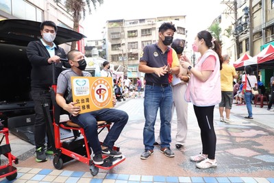 「關懷鄉親福利大車隊」為民眾解說長照福祉車和爬梯巴士的申請和使用