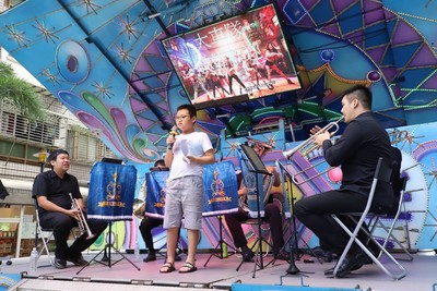 活動現場有LIVE樂團伴奏  連小朋友都上台點唱多啦A夢等歌曲