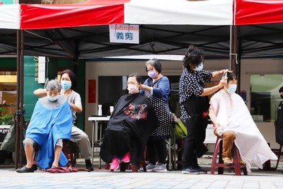 玉山菊元協會媒合美髮師為民眾義剪