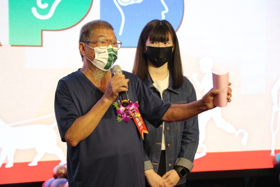 鄒茂琳鼓勵身心障礙者家長帶孩子出門「不要怕別人的眼光」 右方為全力協助的新北市樂康家庭資源中心社工林俐妏