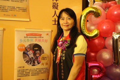 廖彩雲從不會游泳到取得救生員和教練雙證照  並加入了紅十字會水安救援工作  推動「雙安」
