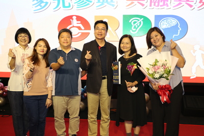吳玉媛服務燒燙傷患者重見陽光36年  獲劉和然表揚推行身心障礙福利服務有功人員