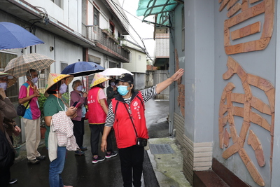 下城社區理事陳敏為基隆市社區幹部解說磚雕藝術