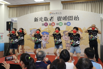 畫眉鳥晚香玉協會利用2隻老虎兒歌改編成「兩隻耳朵」健康操  並教大家拉耳垂實作