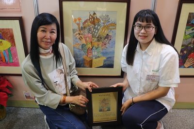 詹博雯畫了「夢幻的禮物」  她表示將來有能力要買房送父母  左為她的母親