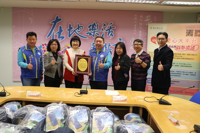 張錦麗局長頒贈感謝牌給新北市急難救助會理事長張基聖